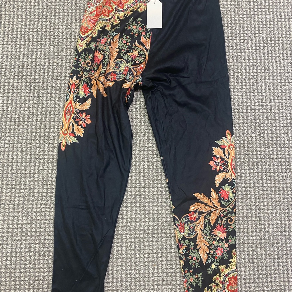 NWT Black Floral Paisley Print Leggings